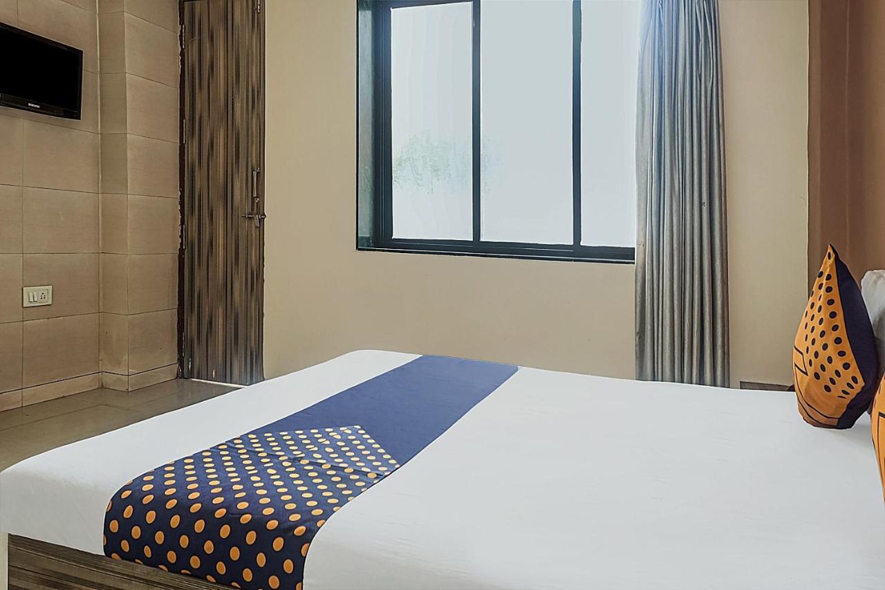 Oyo Flagship 75444 Hotel Kinara Lodging & Boarding Mangvadi Exterior photo